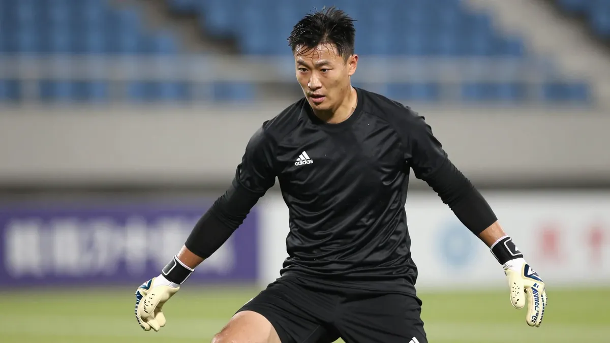 Kaizer Chiefs FC are linked with Ghana's Richard Ofori to bolster their goalkeeping options, with Brandon Petersen under...
