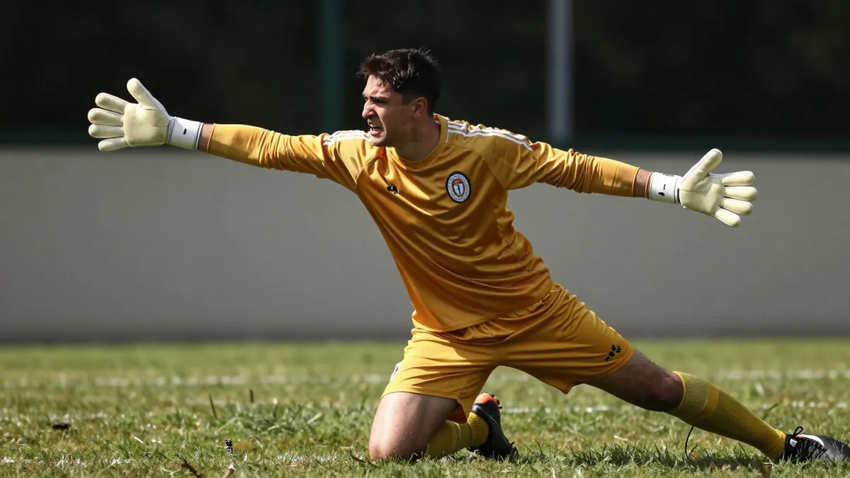Former Kaizer Chiefs captain Thabiso Malatsi says the club must drop goalkeeper Brandon Petersen after a string of...