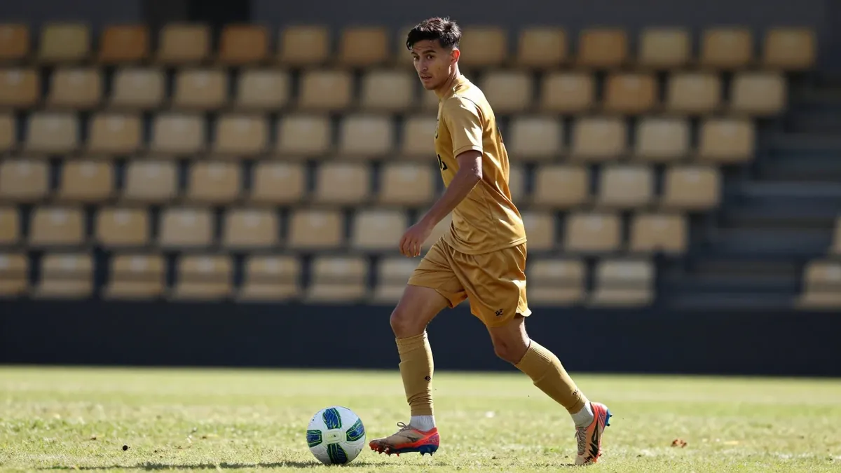Willard Katsande has criticised Kaizer Chiefs for releasing Thabo Cele to Mamelodi Sundowns, as the club's midfield...
