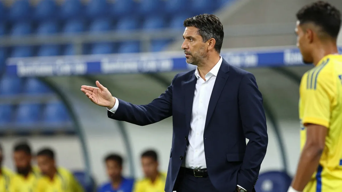 Kaizer Chiefs FC coach Fernando da Cruz explains his cautious approach against Mamelodi Sundowns, citing injuries and...