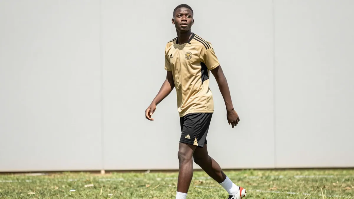 Kaizer Chiefs have handed a professional contract to 18-year-old midfielder Teboho Mlangeni, protecting their investment...